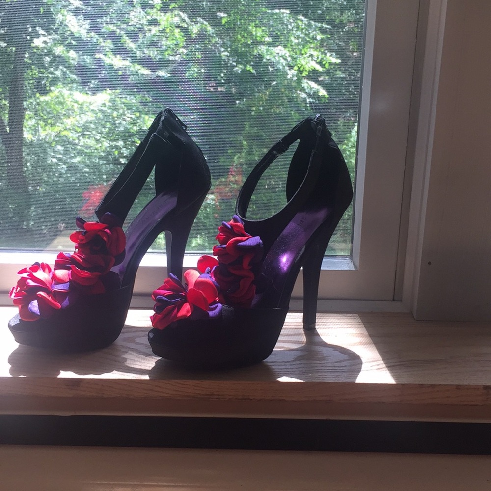 Super Cute Open Toed Floral Heels!